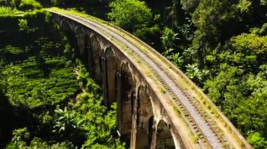 Dağlık bir vilayetteki Nine Arches Köprüsü 'nün üst görüntüsü. Ella, Sri Lanka.