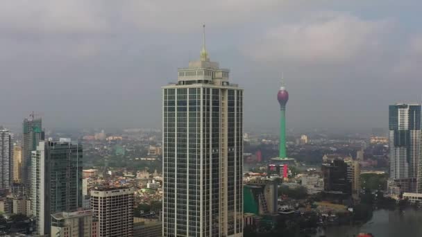 Pesawat Tak Berawak Dari Kolombo Dengan Menara Teratai Dan Pencakar — Stok Video
