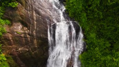 Yeşil ormandaki şelale. Ormandaki Kirindi Şelalesi. Sri Lanka.