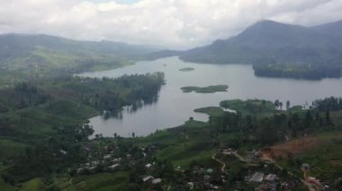 Çay tarlaları ve dağlarda bir göl arasında bir kasaba. Maskeliya, Maussakelle rezervi, Sri Lanka.