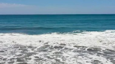 Dalgalı mavi okyanus ve bulutlu mavi gökyüzü. Sri Lanka.