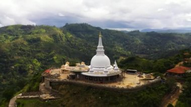 Dağın tepesindeki bir dağ ilinde bir Budist tapınağı. Mahamevnawa Budist Manastırı. Bandarawela, Sri Lanka.