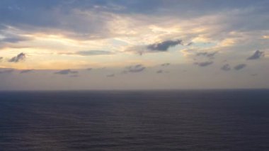 Okyanusun üzerinde güzel bir gün batımı.