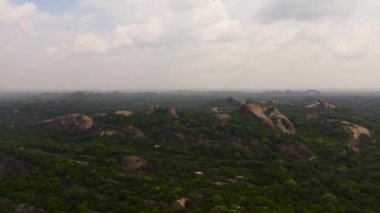 Ormandaki ve yağmur ormanlarındaki kayaların insansız hava aracı. Ulusal Park.Sri Lanka.