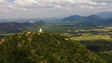 Dağın tepesinde ve vadide bir Budist manastırı. Sri Lanka.