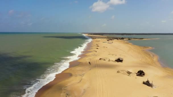 熱帯の砂浜と青い海の空中ビュー スリランカのカルピティヤ — ストック動画