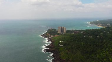 Plajları ve otelleri olan turist kıyıları. Unawatuna, Sri Lanka.