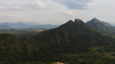 Ormanla kaplı dağ tepeleri olan dağ manzarası. Dağların yamaçlarında hep yeşil bitkiler olur. Sri Lanka.