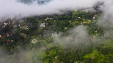 Ella kasabasındaki bulutlu dağların yamaçlarındaki evlerin havadan görünüşü. Sri Lanka.