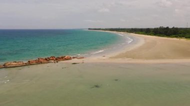 Seyahat konsepti: güzel bir kumsal ve mavi bir okyanusun üzerinde uçmak. Sri Lanka.