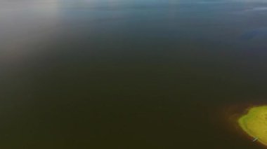 Dağların arkasındaki yeşil tepeler arasında Sorabora Gölü 'nün en üst manzarası. Sri Lanka.