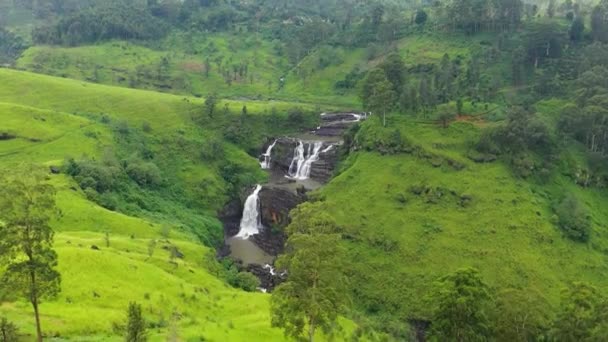 茶畑や農地のある緑の丘の間の滝 スリランカの聖クレアの滝 茶畑風景 — ストック動画