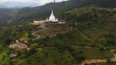 Dağ tepesindeki Mahamevnawa Budist Manastırı 'nın insansız hava aracı. Bandarawela, Sri Lanka.