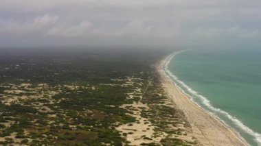 Mavi sularda güzel bir plajı olan tropikal manzaranın havadan görünüşü. Mannar - Sri Lanka.