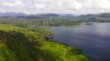 Maussakelle rezervuarının havadan görünüşü ve yukarıdan çayhane manzarası. Maskeliya, Sri Lanka.