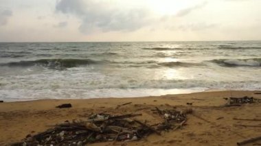 Plajdaki plastik ve odun atıklarının havadan görünüşü çevreyi kirletir. Negombo, Sri Lanka.
