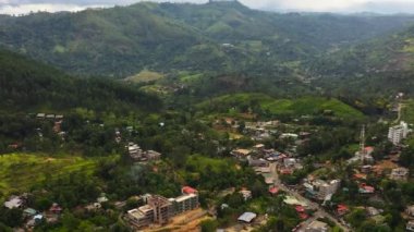 Ella 'nın üst manzarası yeşil tepelerle çevrili çay tarlaları ve tarım arazileriyle. Sri Lanka.