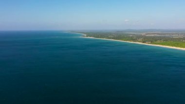 Adanın kumlu bir sahili olan kıyı şeridi. Nilaveli Plajı, Trincomalee, Sri Lanka.