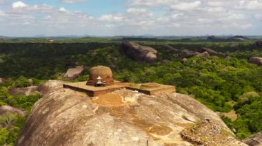 Kudumbigala Manastırı Mavi gökyüzü ve bulutlardan oluşan bir dağ ve ormanın tepesinde. Sri Lanka, Okanda.