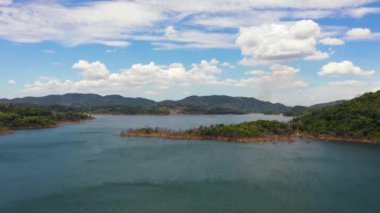 Yağmur ormanları ve dağlarla çevrili güzel bir göl. Kalu Ganga Barajı, Sri Lanka.