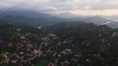 Kandy, Sri Lanka 'nın hava aracı ormanla kaplı dağların arasında..