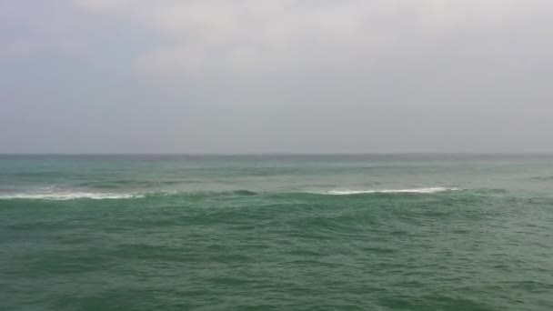 Поверхность Голубого Океана Волнами Голубым Небом Облаком Вид Воздуха Горизонт — стоковое видео