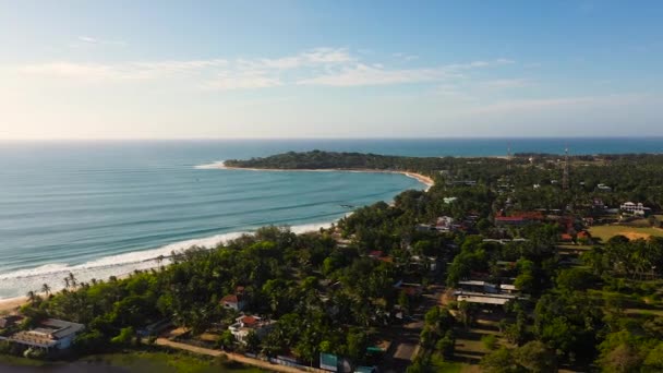 スリランカのArugam湾の沿岸リゾートタウンの空中ビュー シティビーチとホテル — ストック動画
