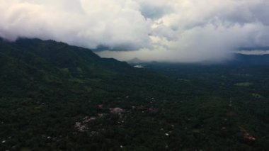 Yukarıdan manzara: Sri Lanka 'da dağları ve ormanı olan tropikal manzara.
