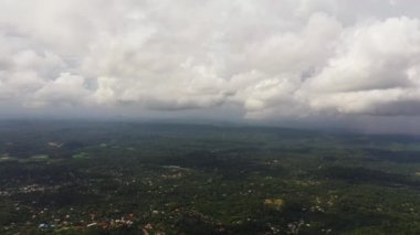 Sri Lanka 'daki yağmur ormanları ve ormanlar arasında kasabalar ve köyler.