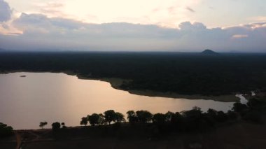 Milli parktaki gölün üzerinde gün batımı. Sri Lanka.