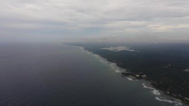 Sri Lanka 'da turist altyapısı ve otelleri olan kıyı manzarası.