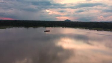 Gün batımında bir yağmur ormanındaki göl manzarası. Panama Wewa Gölü, Sri Lanka 'da. Arugam Körfezi.