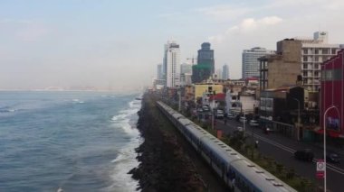 Colombo şehrinde arabalı tren ve otoyol. Sri Lanka.