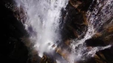Yeşil bitkiler ve ağaçlarla tropikal ormanlar arasındaki Şelale manzarası. Olu Ella Şelalesi, Sri Lanka.