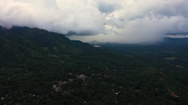 上からの眺め スリランカの山とジャングルを持つ熱帯の風景 — ストック動画