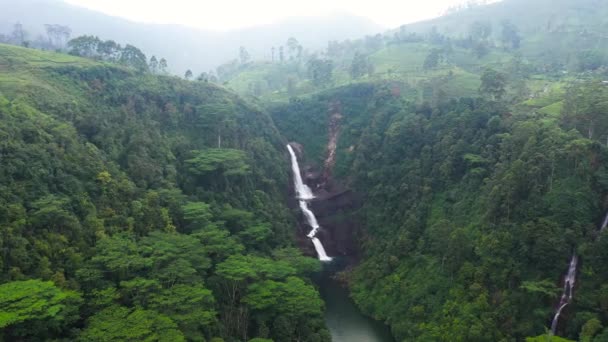 热带绿地和茶园之间的空中瀑布无人机 Moray Falls Maskeliya 斯里兰卡 — 图库视频影像