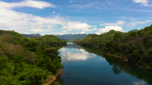 Sebuah Sungai Antara Gunung Gunung Dan Bukit Dengan Refleksi Langit — Stok Video