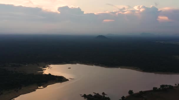 日没時の湖と熱帯雨林 スリランカに国立公園 — ストック動画