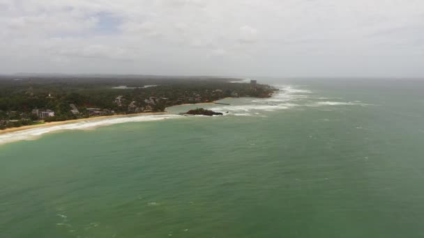 海岸線や波のある海でのビーチやホテルのトップビュー スリランカのミリッサ — ストック動画