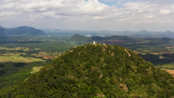 Drone Aéreo Mosteiro Budista Topo Uma Montanha Fundo Vale Com — Vídeo de Stock