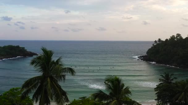 Gün Batımında Sörfçülerle Birlikte Körfezin Havadan Görüntüsü Hiriketiya Sri Lanka — Stok video