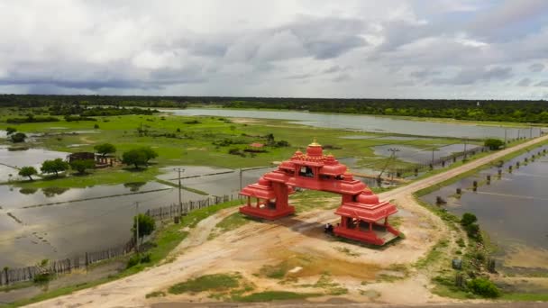 Letecký Pohled Brány Předehrou Chrámu Mezi Rýžovými Poli Srí Lanka — Stock video