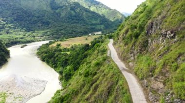 Filipinler dağ manzarası. Cordillera dağlarında dolambaçlı yağmur ormanı yolu. Luzon adasındaki dağ yolu, hava manzaralı. Yaz ve seyahat tatili konsepti. Cordillera 'da Boş Yol
