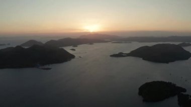 Adalı deniz üzerindeki hava manzaralı gün batımı. Akşamları Filipin Adaları. Busuanga, Palawan, Filipinler