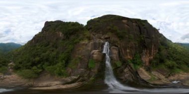 Ella kasabası yakınlarındaki dağlarda şelale. Sri Lanka. Rawana Şelalesi. 360 panorama VR.