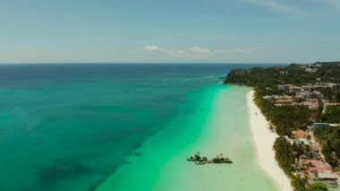 Tropik beyaz kum plajı, mavi göl ve mercan resifinin yakınındaki oteller. Hava manzaralı, Boracay, Filipinler. Tropikal adada sahili olan deniz burnu. Yaz ve seyahat tatil konsepti.