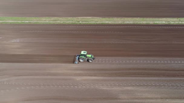 Vista Aérea Del Tractor Con Gradas Prepara Tierra Agrícola Para — Vídeos de Stock