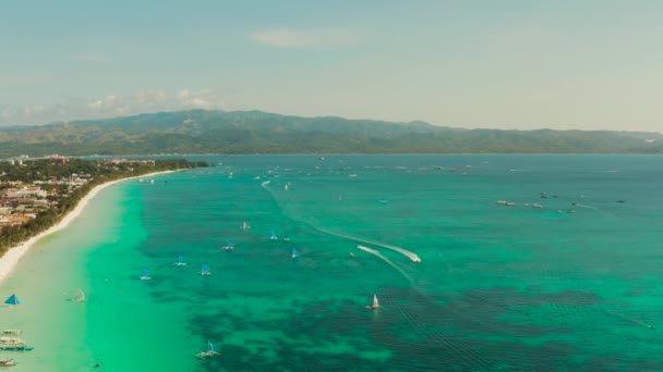 Praia Tropical Com Turistas Mar Azul Claro Vista Superior Verão — Vídeo de Stock