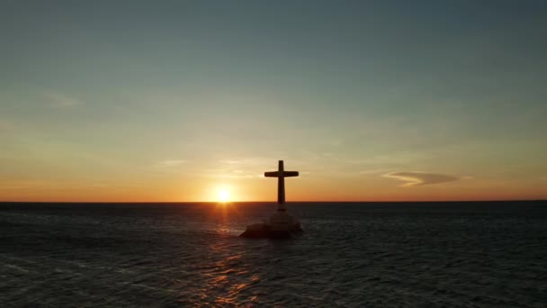 Kolorowe Jasne Chmury Podczas Zachodu Słońca Nad Morzem Krzyż Katolicki — Wideo stockowe