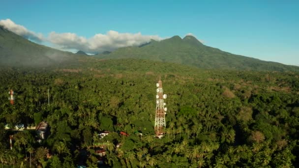 天线和微波将电信塔上的移动电话网络和电视发射机的天线与高山和热带雨林连接起来 Camiguin 菲律宾 — 图库视频影像